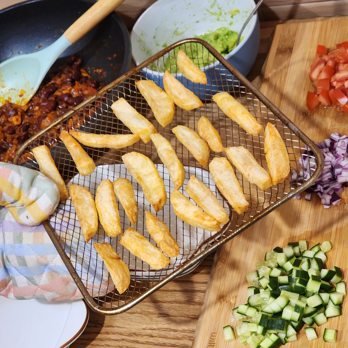 FriendlyCooks's tweet image. Last week we cooked anti inflammatory comfort food, Loaded Fries, Chocolate Mousse, Ice cream, Pasta Bake and Mini Pizzas. Thank you for all who joined us. See you all in 2 days time #cooking #Food #HealthyEating #HealthyFood #FoodieBeauty #veganfood  #streamer #stream #twitch