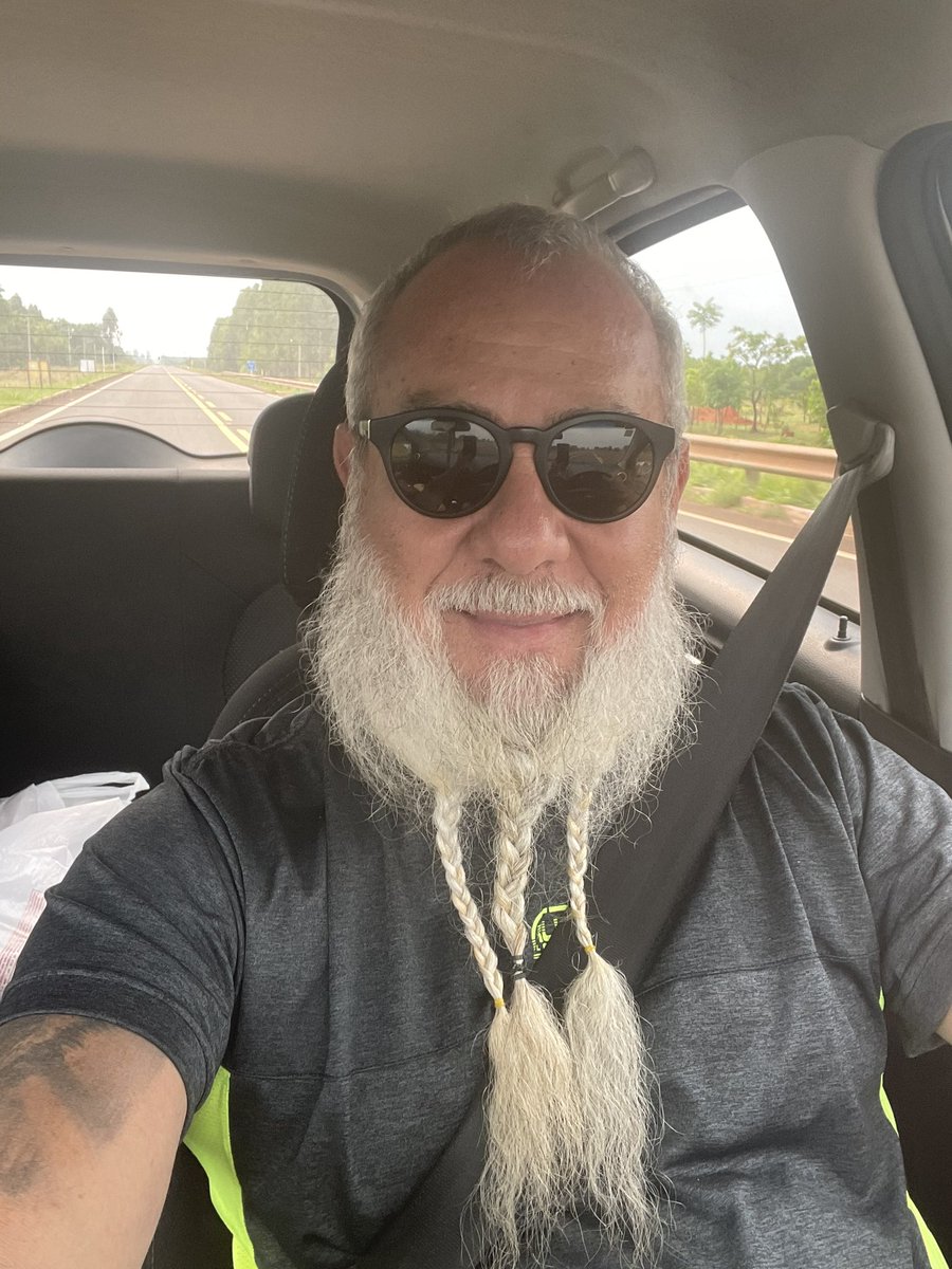 DILEMA SOLUCIONADO

Tenho algumas alternativas para viver bem... Com a mente sã e o corpo nem tanto.
Escolhi virar as costas para os temas que te empurram pra baixo... Alucinado, talvez? Mas, com saúde mental para cuidar do que mais me interessa : EU MESMO!