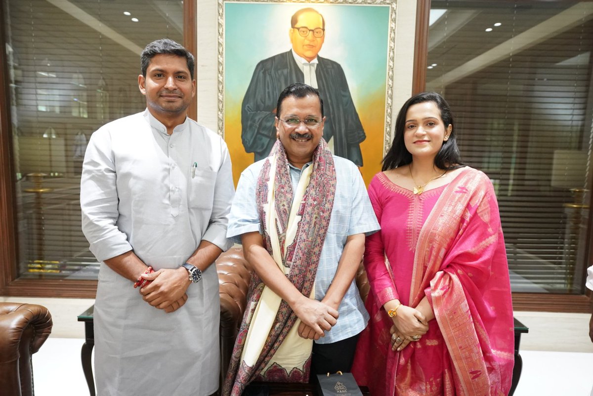 vinayymishraap's tweet image. आम आदमी पार्टी एक मजबूत परिवार है, और इस परिवार के अभिभावक माननीय श्री @ArvindKejriwal जी हैं। वो हर त्योहार अपने परिवार के सदस्यों के साथ मनाते हैं। दीपावली के पावन अवसर पर आज माननीय श्री अरविंद केजरीवाल जी से मुलाकात कर उन्हें दीपावली एवम् छठ पूजा की शुभकामनाएं दी।