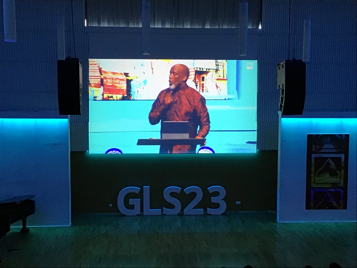 gls_terrassa's tweet photo. Rechaza el Status Quo. 
Rechaza lo que no eres para lograr aquello a lo que estás llamad@.
Los verdaderos líderes escogen la senda menos transitada.
@mathebula_chris
#Tutensinfluència
#GLS23
#GLSTerrassa23 https://t.co/zlTQ93UIwH