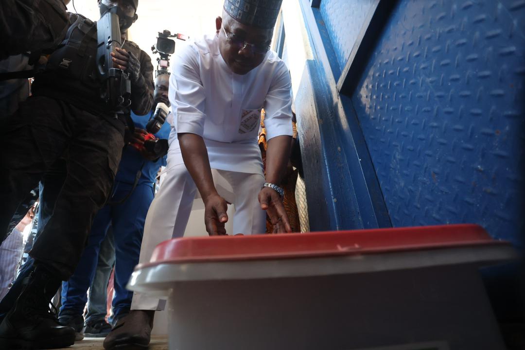 UDEMEAfrica's tweet photo. #CJIDElectionAnalysisCentre Live Updates from Kogi State
LGA: Okene
Ward: Upogoro-Odenku
PU: 03
The Governorship candidate of @OfficialAPCNg, Ahmed Usman Ododo, has cast his vote at Upogoro-Odenku Ward, Polling Unit 03 in Okene Local Government area of Kogi State.
#EUSDGN
#KogiDecides2023