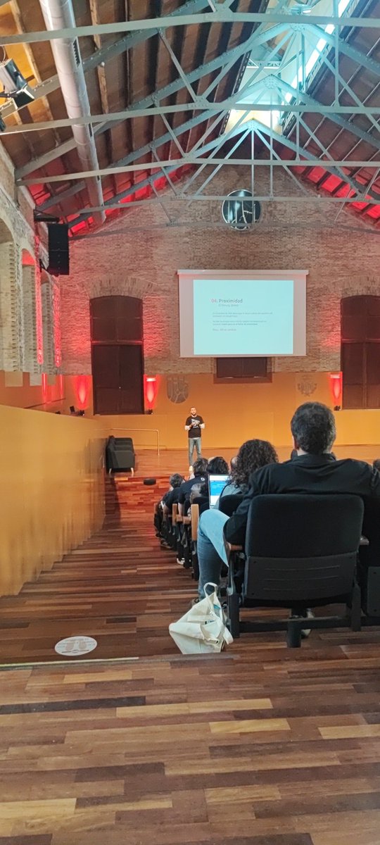 admirae360's tweet photo. Ya en #WCVLC23, hablando de #SEOLocal. El negocio tiene que estar en el municipio por el que quiere rankear. #Ypunto https://t.co/juRSgQwcRl