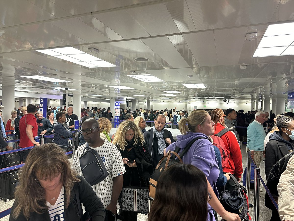 jpullmo's tweet image. Chaos a cdg 2E.
Comme très souvent parafe est en panne et il y a 3 douaniers !! Des milliers de personnes bloquées 
Bienvenue en France !!!#adp .#thales  ministère de l’intérieur