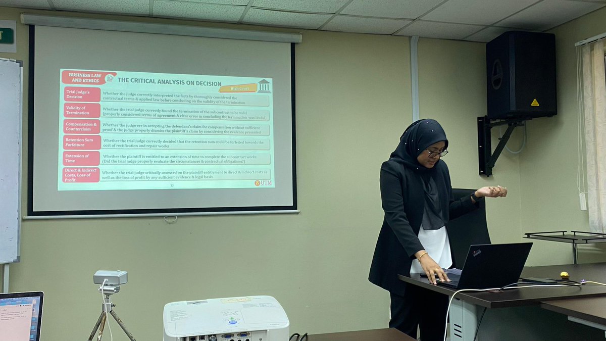 aidaniimu's tweet image. I don’t know why, when people take a photo of me, I akan nampak chubby, compared I take sendiri. Hangpa yang salah ambil angle ni🤣🥲

#LawyerVibes #InCharacter 👩🏻‍💼

1/3 class for the final semester is done ✅ 

#RoadToGrad 👩🏻‍🎓