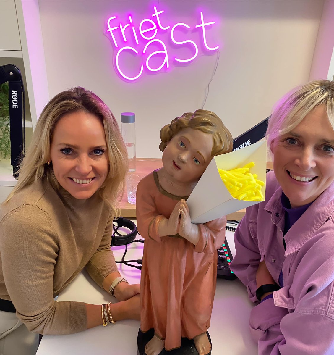 Frietcast (@frietcast) on Twitter photo Deze week is @ellencallebout mijn gast. Luister hier naar #frietcast linktr.ee/frietcast
<a href="/deverhulstjes/">De Verhulstjes</a> <a href="/DeTafelvanGert/">De Tafel van Gert</a> #podcast #frietjes Deze week is @ellencallebout mijn gast. Luister hier naar #frietcast linktr.ee/frietcast
<a href="/deverhulstjes/">De Verhulstjes</a> <a href="/DeTafelvanGert/">De Tafel van Gert</a> #podcast #frietjes