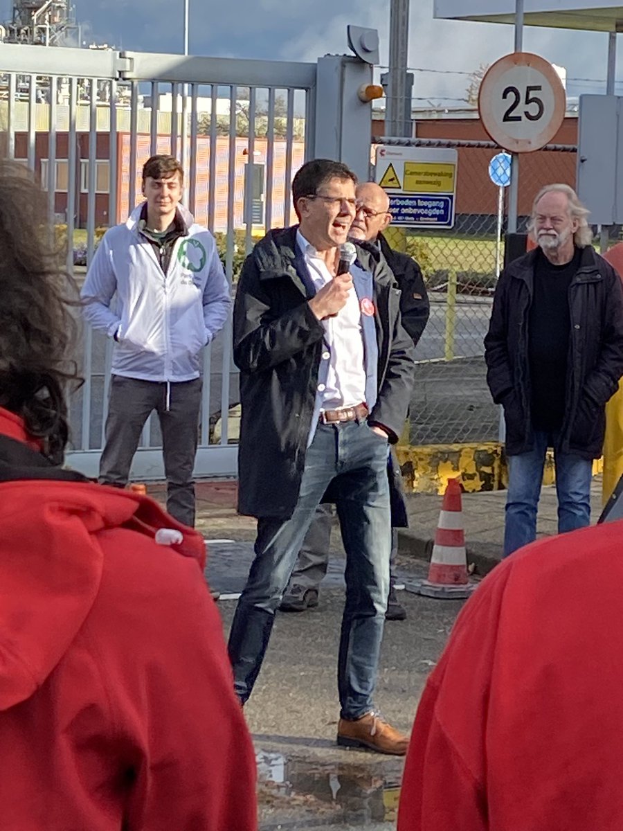 Nul uit de pijp. PFAS, GenX uitstoot in welke vorm dan ook moet stoppen. Gezondheid gaat voor alles. Gezamenlijke acties is en blijft noodzakelijk. Samen kan het 🍎🍏. <a href="/PvdA/">Partij van de Arbeid</a> <a href="/GL_Drechtsteden/">GroenLinks Drechtsteden</a>