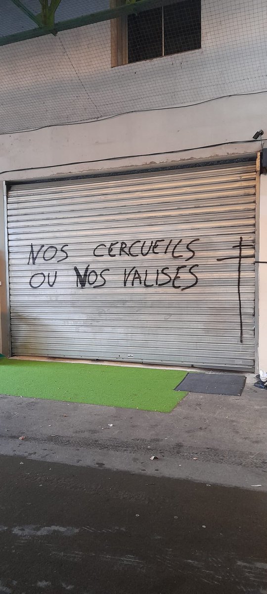 news_and_truth's tweet image. ❗️L'islamophobie tue❗️
« Nos cercueils ou vos valises » ; « La France aux Français »
Ce sont les messages racistes tagués cette nuit sur la façade de la mosquée de Pessac.
Mais bon, en France, il n'y a jamais d'actes islamophobes/musulmanophobes.
Et comme in s'agit d'une…