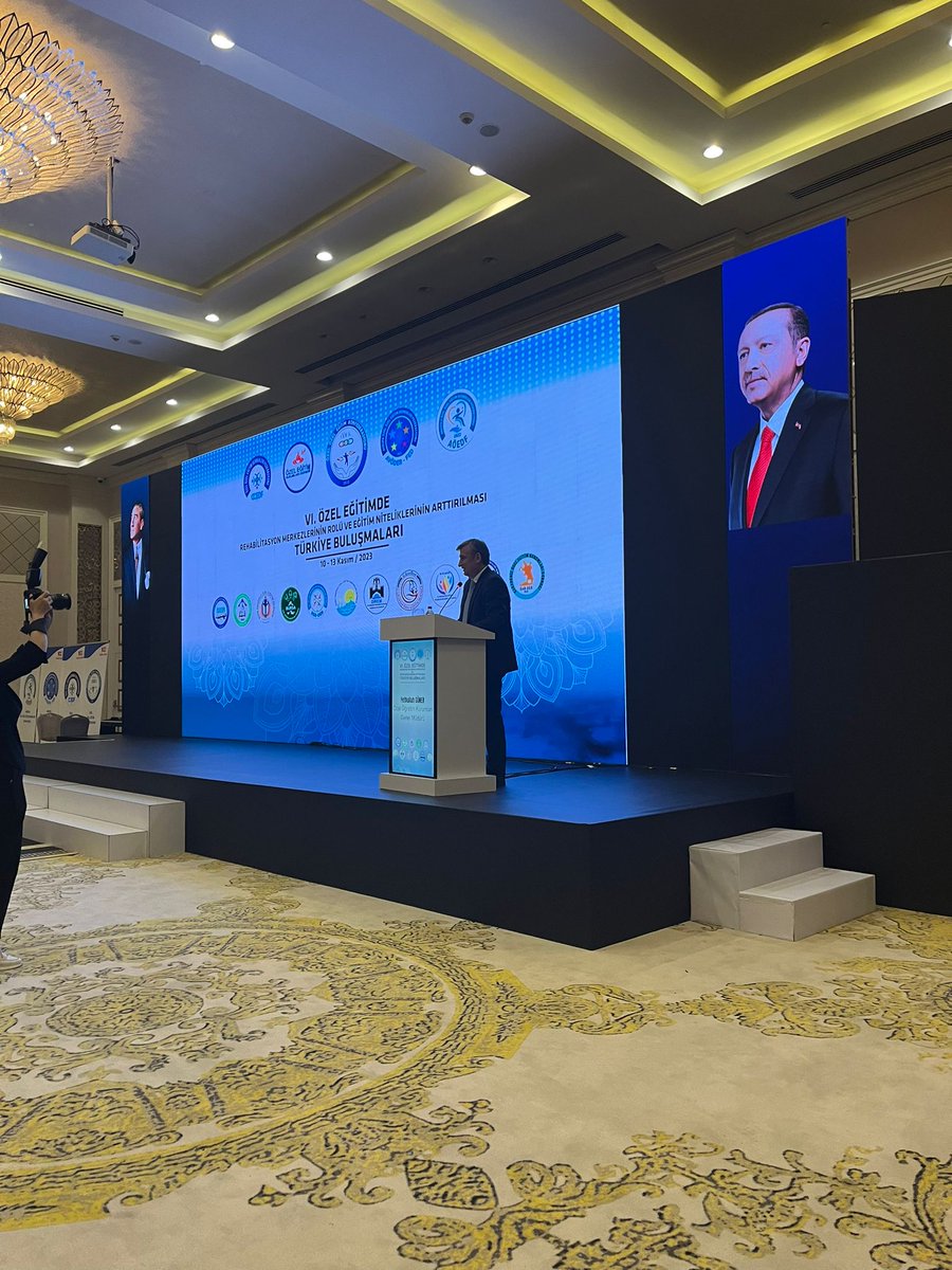 Özel Öğretim Kurumları Genel Müdürü Fethullah Güner “6.Özel Eğitimde Rehabilitasyon Merkezlerinin Rolü ve Eğitim Niteliklerinin Arttırılması” konulu  “Türkiye Buluşmaları” programında konuşmalarını yapıyor.