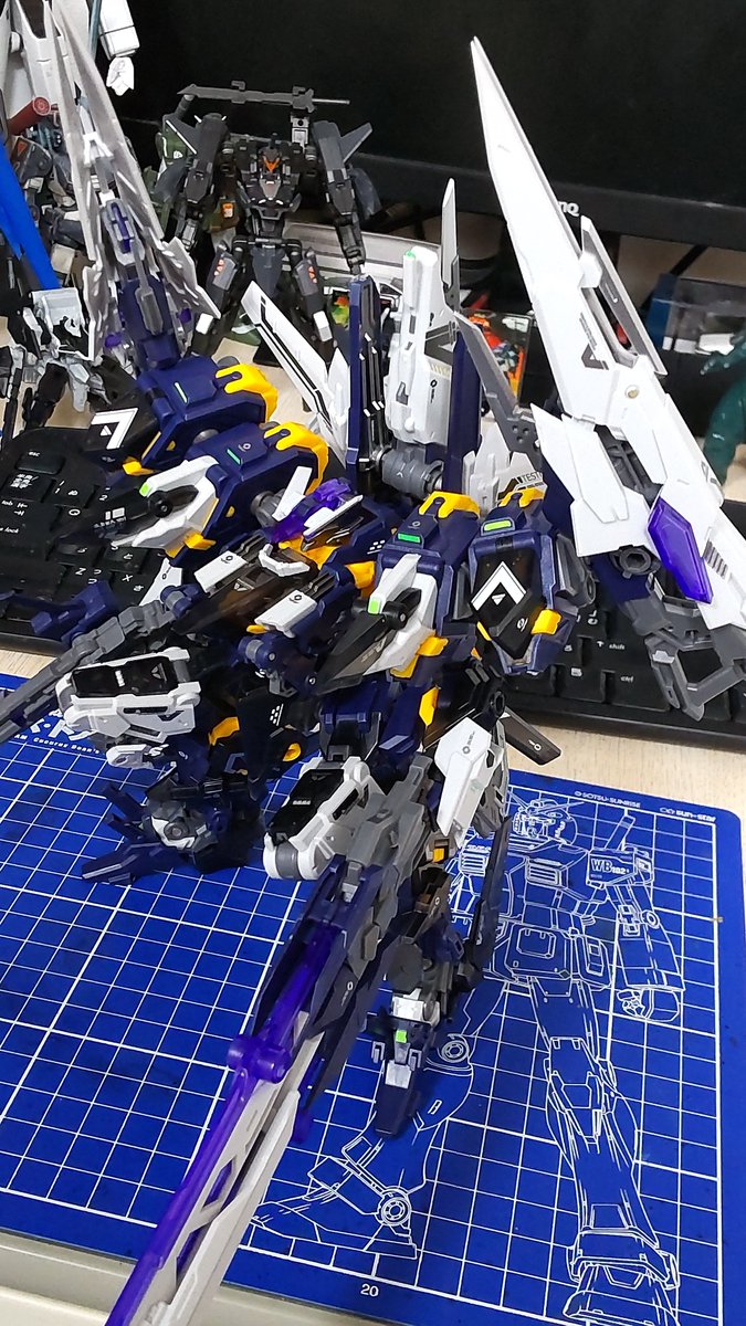 JET4AG's tweet image. ポセイドンはヴァルハランに比べてオプションパーツが多いので、さらにボリューミーロボです。
ヴァルハランがカッコ良すぎなのに、ヒロイックなカラーリングと装備の構成で更にカッコ良いです。
大型ソードは配置が決まらず、ライフル形状で装備しましたが重い。
#BIRD_BINARY #ROBOTBUILD #核誠治造