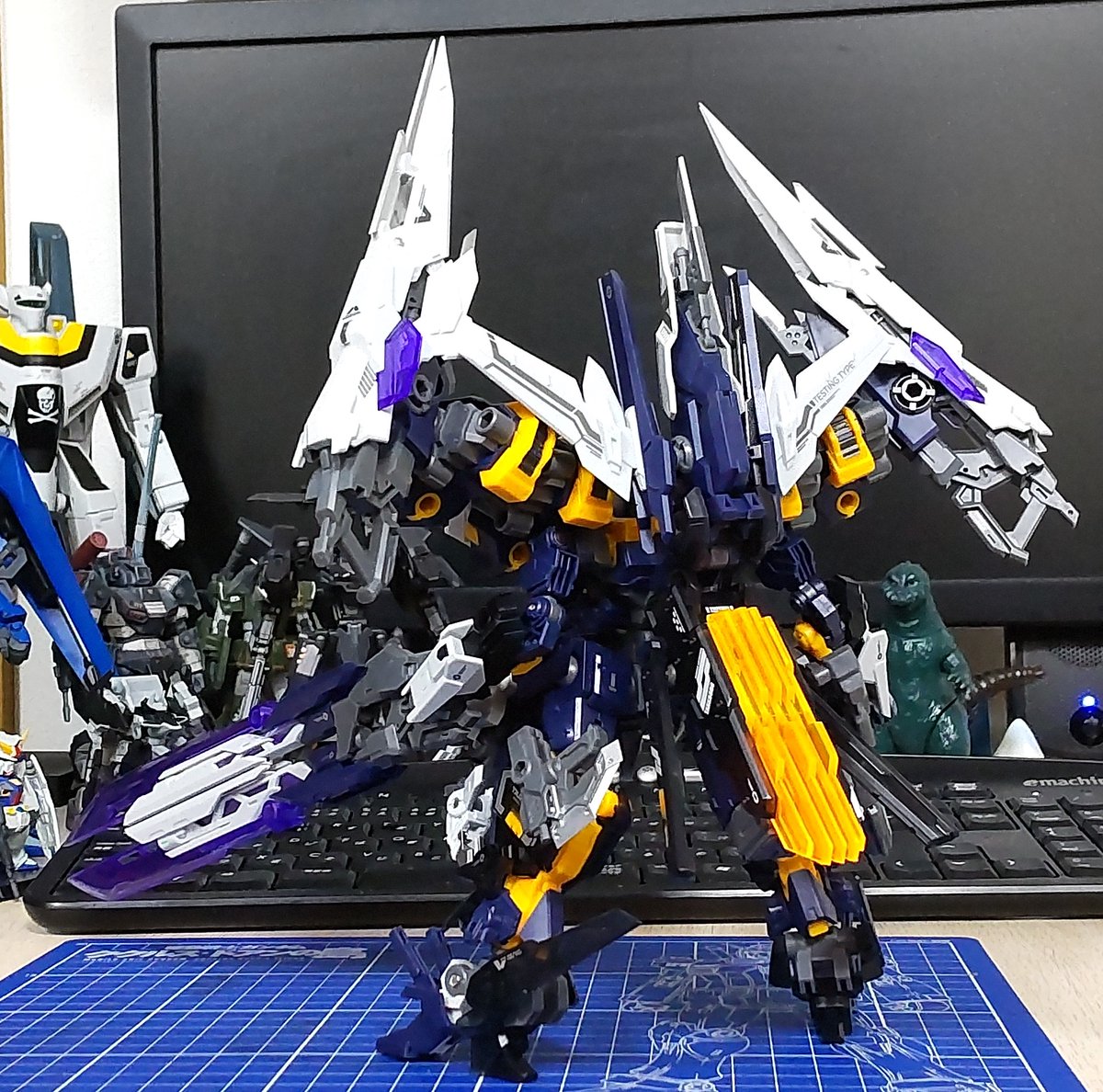JET4AG's tweet image. ポセイドンはヴァルハランに比べてオプションパーツが多いので、さらにボリューミーロボです。
ヴァルハランがカッコ良すぎなのに、ヒロイックなカラーリングと装備の構成で更にカッコ良いです。
大型ソードは配置が決まらず、ライフル形状で装備しましたが重い。
#BIRD_BINARY #ROBOTBUILD #核誠治造