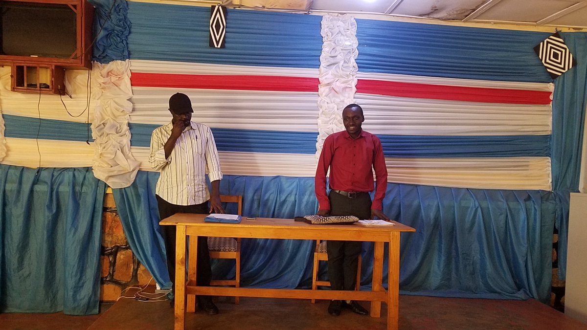 GahengeriS's tweet photo. @GahengeriS
Kuruyu wa 11/11/2023
Mumurenge wa Gahengeri harikubera Amatora yomunzego zibanze Aho hatorwaga urubyiruko ruhagarariye Abandi kurwego rw'umurenge#GahengeriS#RwamaganaD https://t.co/CydKcgvQbl