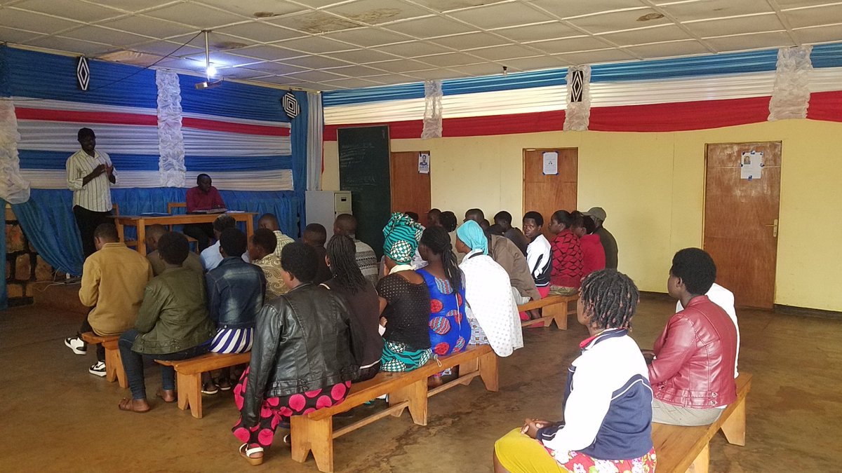 GahengeriS's tweet photo. @GahengeriS
Kuruyu wa 11/11/2023
Mumurenge wa Gahengeri harikubera Amatora yomunzego zibanze Aho hatorwaga urubyiruko ruhagarariye Abandi kurwego rw'umurenge#GahengeriS#RwamaganaD https://t.co/CydKcgvQbl