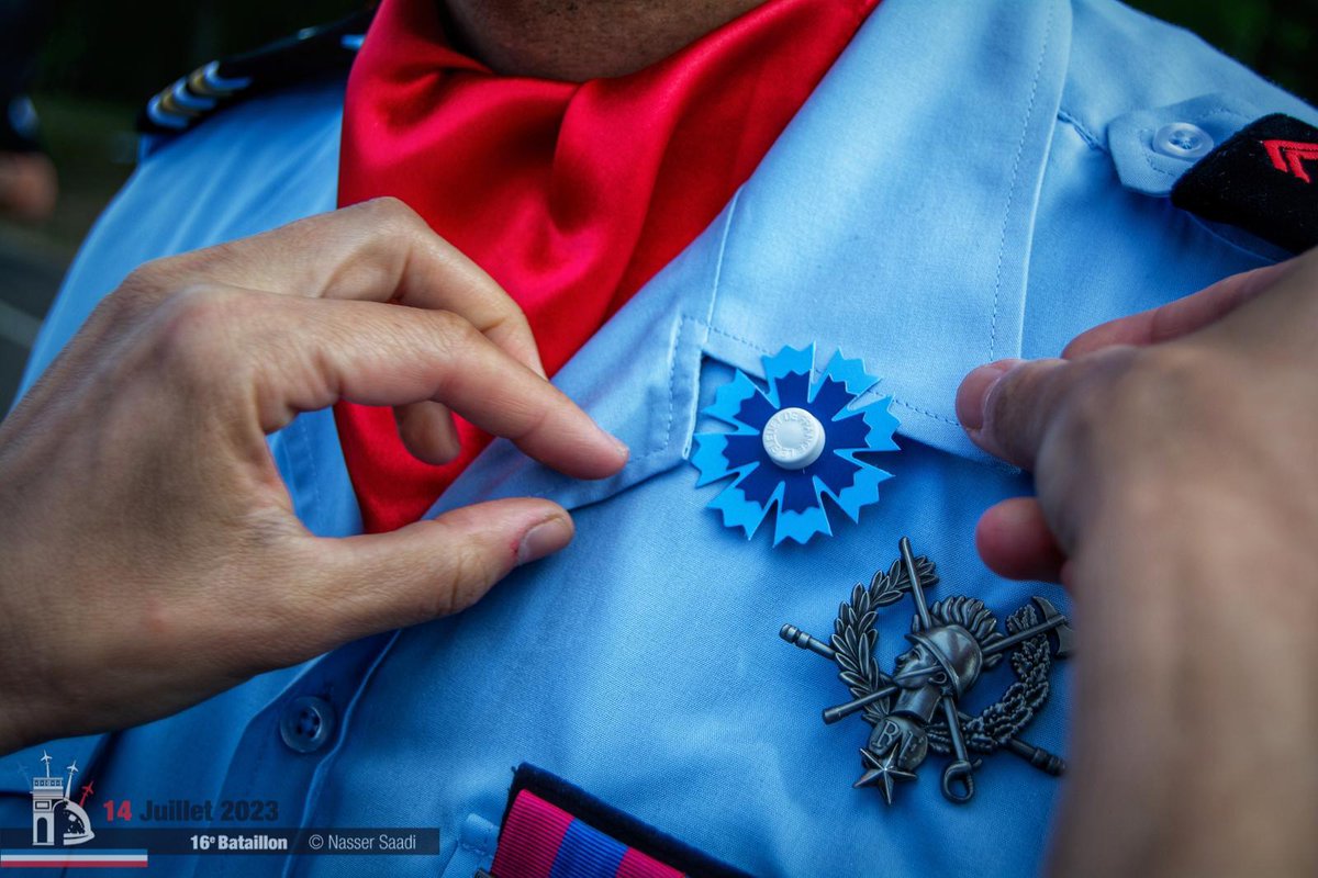 En ce #11novembre, le #16eBSPF soutient le @BleuetFrance qu'il a porté fièrement lors du #14juillet2023. Hommage à nos combattants et nos anciens !

#VotreHistoireNotreHistoire
#CentAnsDeLaFlamme