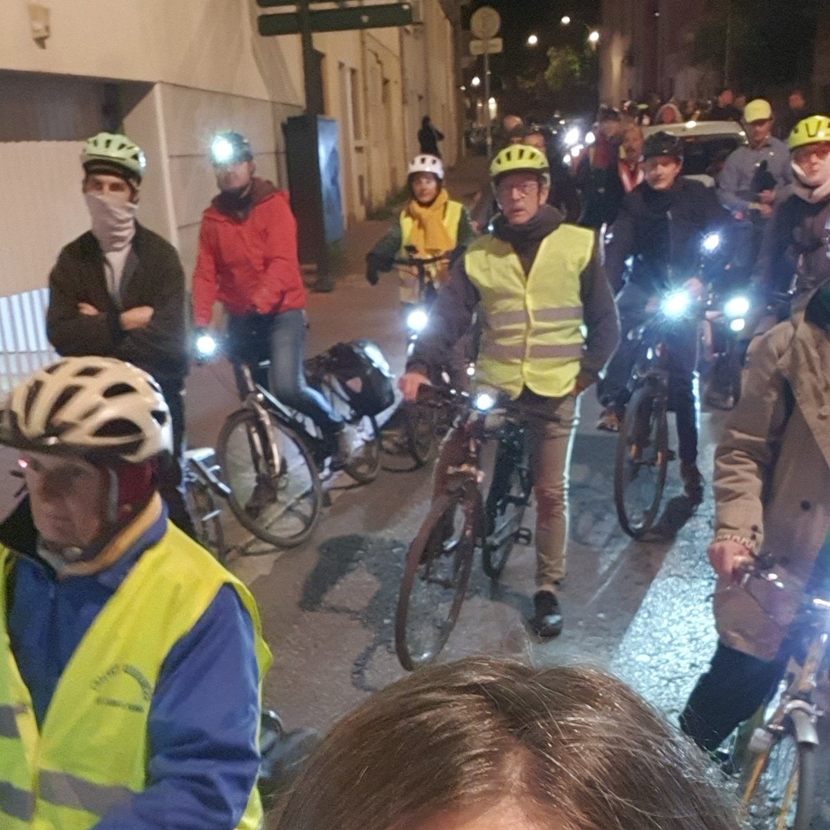 Merci <a href="/VelociteMtp/">Vélocité Montpellier</a> de m'avoir invitée à fêter leurs 25 ans et les 5 ans de #JeSuisUnDesDeux 🎂 Une soirée autour du vélo et de l'engagement associatif : choisir de faciliter les déplacements à pied et à vélo est une décision politique, mais qui ne devrait pas être partisane.