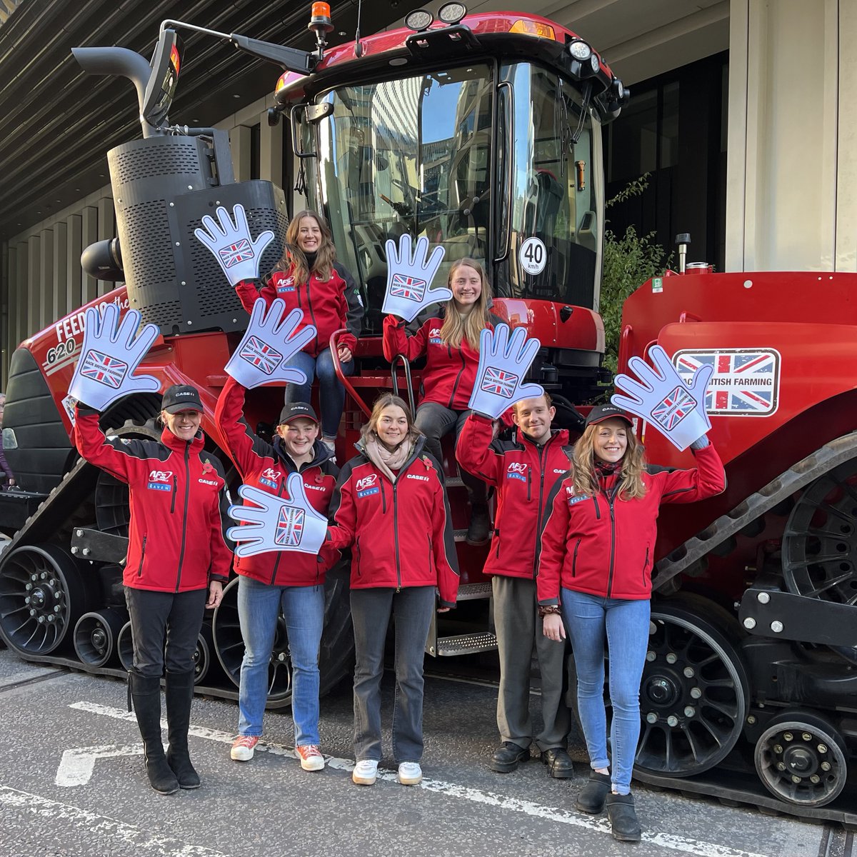 NFUtweets's tweet image. Our Student and Young Farmer Ambassadors and President @Minette_Batters, are ready to share our great messages about food and farming on the streets of London! 

#BackBritishFarming #LordMayorsShow  @lordmayors_show