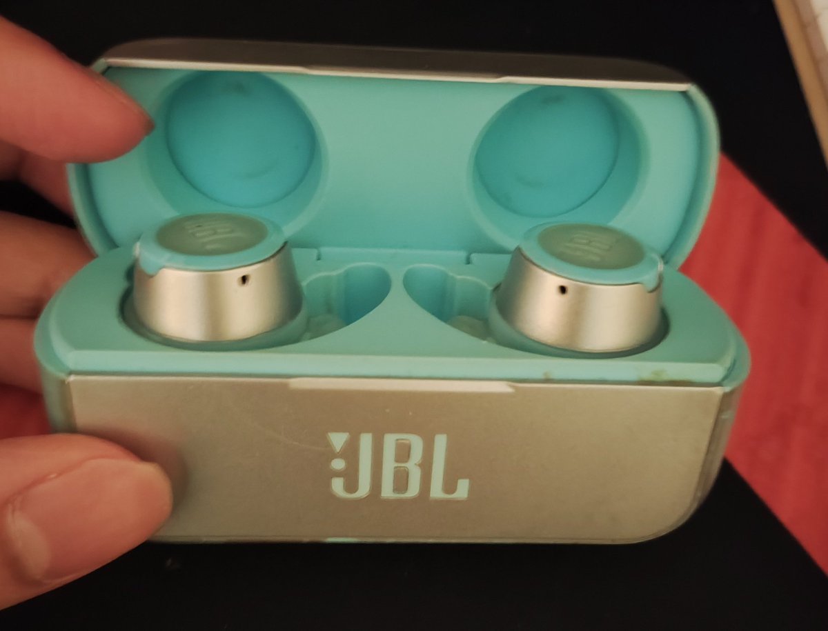 albacow's tweet photo. Jbl reflect flow earbuds battrey dies after less than 2 hours of use . Case battery indicator keeps blinking even after charging fully overnight. Disappointing product for jbl (less than two years old ) @JBLaudio @SamsungIndia @Harman 
@SamsungMobile @JBLSoundIn @iRaj_r https://t.co/ib1Pox0a0d