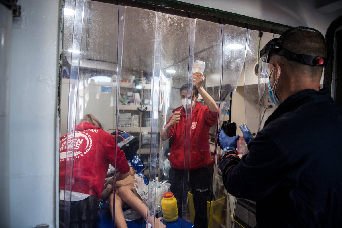 openarms_fund's tweet photo. Más de 2.468 personas desde el inicio de este año han muerto en esa enorme fosa común que es el #Med.

Sin embargo, cuando tu vida se ha convertido en un infierno diario de torturas, vejaciones y abusos, a menudo la única posibilidad de supervivencia es lanzarte al mar, incluso ahora, con las olas, el frío y la mala mar.

Y si no te matan los peligros de esa travesía mortal, llegan las milicias libias o los guardacostas tunecinos a devolverte a ese infierno del que está huyendo.

Un 'juego' cínico y macabro financiado por los gobiernos europeos y las instituciones #UE, que siguen castigando a las organizaciones de la sociedad civil que cumplimos con la Ley del Mar, los convenios internacionales y, sobre todo, con la protección de la #vida y la dignidad de las personas en situación de vulnerabilidad.

Si salvar vidas es un crimen, no hay mejor momento para que te unas a nuestra banda. Hazte criminal.

Únete a nuestra banda. Te necesitan.
https://t.co/zaFKxSVK8E

#cadavidacuenta #humansbeinghumans #life #openarmsrescue

📸 @BrunoThevenin / @OlmoCalvo / @samuelnacar / @CarlosGil_And