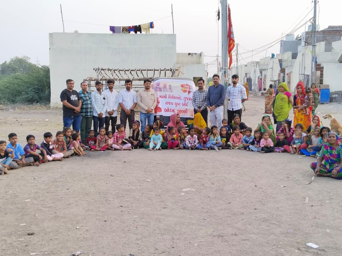 svgrybguj's tweet photo. “સેવા પરમો ઘર્મ”

સ્વામી વિવેકાનંદ ગુજરાત રાજ્ય યુવા બોર્ડ દ્વારા ચાલી રહેલા વસ્ત્રદાન અભિયાનમાં એકત્ર થયેલા વસ્ત્રો અને મીઠાઇ ગરીબો અને જરૂરિયાતમંદ નાગરિકોને વહેંચતા યુવા બોર્ડના સંયોજકો 

#Vastradan2023 https://t.co/oWd9tgFYj8