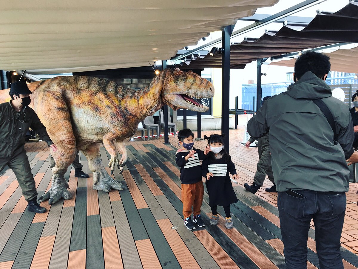 fukuitvevents's tweet image. 11月11日（日）ディノアライブ🦖
雨天の場合、屋根付エリアでグリーティング（撮影会）となります。ご家族やグループでフクイラプトルと写真が撮れます。（撮影はスマホをお借りしてスタッフが撮影となります。整理券をお待ちの方のみ）ご了承の上、ぜひ✨お越しください。
#ダイノデパートin西武福井