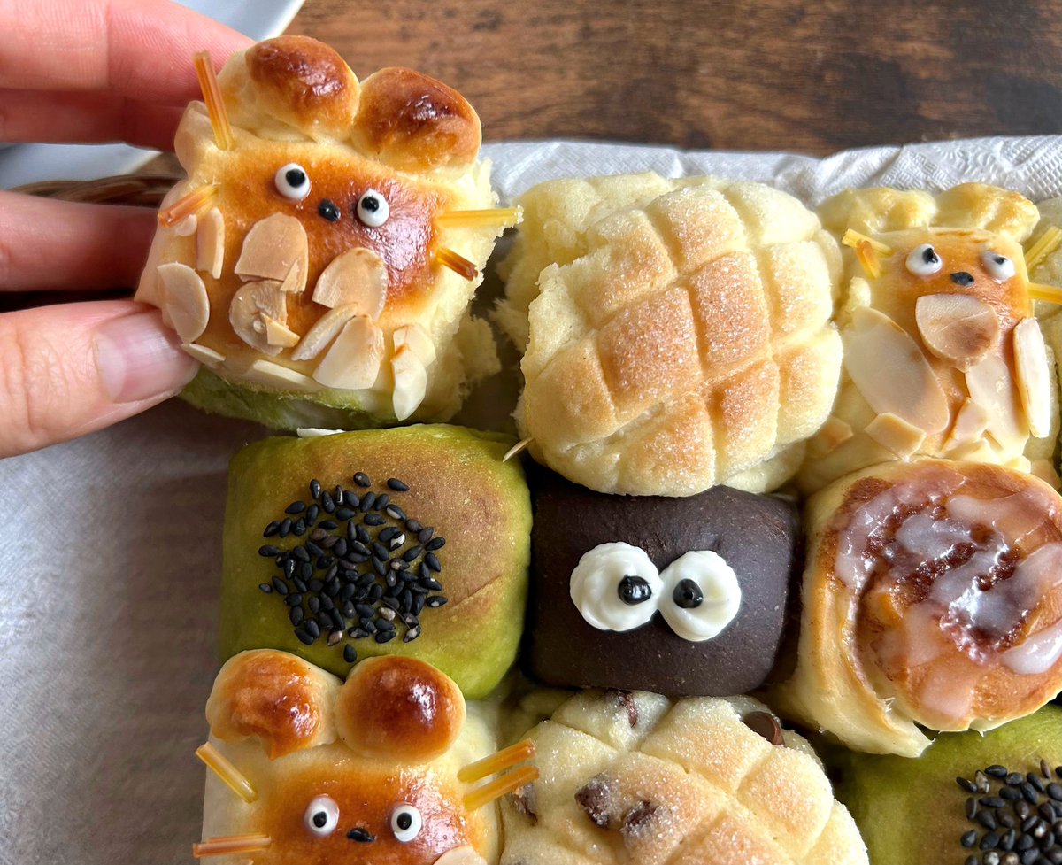 redbeanjam1210's tweet photo. トトロの欲張りちぎりパンできました🥐
クリームパン、メロンパン、抹茶あんぱん、チョコパン、シナモンロールの5種類楽しめます🤤 https://t.co/6rLWh5mO4C