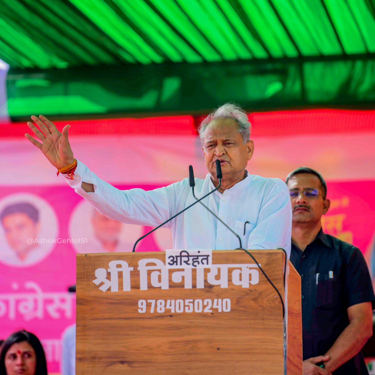 ashokgehlot51's tweet photo. भोपालगढ़ में बिखरी सतरंगी छटा !

#कांग्रेस_की7गारंटी के सात रंगों की छटा से छोटी दीपावली पर भोपालगढ़ रोशन दिखा।

'कांग्रेस गारंटी संवाद' में प्रत्याशी श्रीमती गीता बरवड़ को मिले इस अपार जन समर्थन ने उज्ज्वल राजस्थान की तस्वीर उकेरी।

#कांग्रेस_फिर_से https://t.co/jNaqRITRwM
