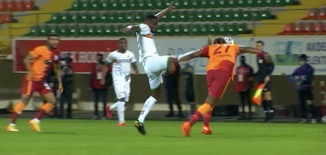 Transfer_Medyum's tweet photo. Hatayspor - Galatasaray maçının VAR hakemi olan Emre Malok, son olarak aşağıda görselde yer alan Alanya maçımızda görev almış, oyuncumuz Luyindama'ya yapılan kırmızı kartlık harekette hakemi VAR'a çağırmamış, Onyekuru'ya yapılan net penaltı da hakemi uyarmamıştır. Bu maça atanması endişe vericidir.
