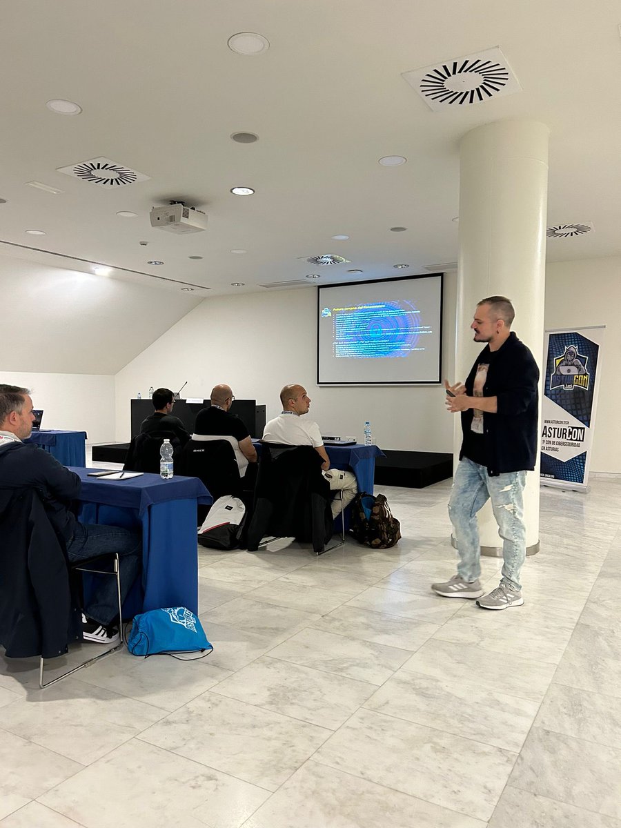 AsturCONtech's tweet image. Y taller de Angel Veloy por aquí!
“El RAAS revelado: iluminando en la oscuridad”
Muchísimas gracias!