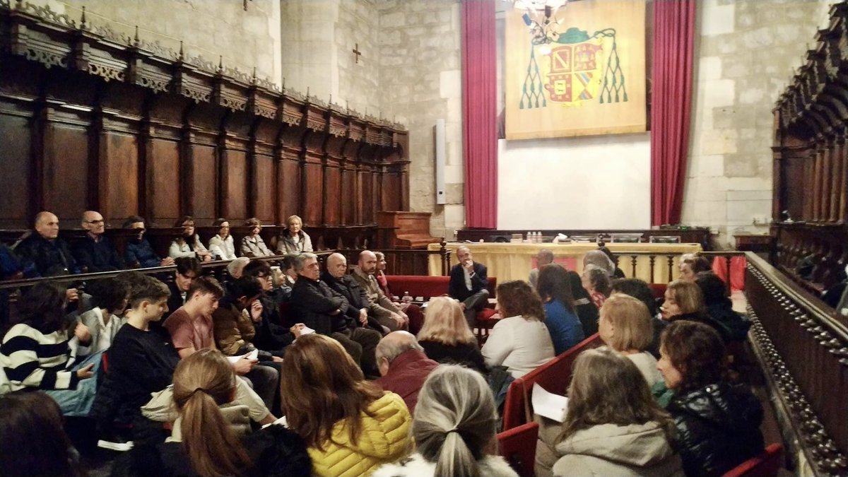 brionesci's tweet photo. Ayer pasé una tarde inolvidable en #Burgos, en el acto del @ateneoburgales en el que me nombraron socio honorífico :-)

Fueron dos horas de tertulia sobre ciencias y humanidades, respondiendo a muchas preguntas, comentando mis libros y recitando algunos poemas.

Gracias a todos!! https://t.co/sDihlhPxGU