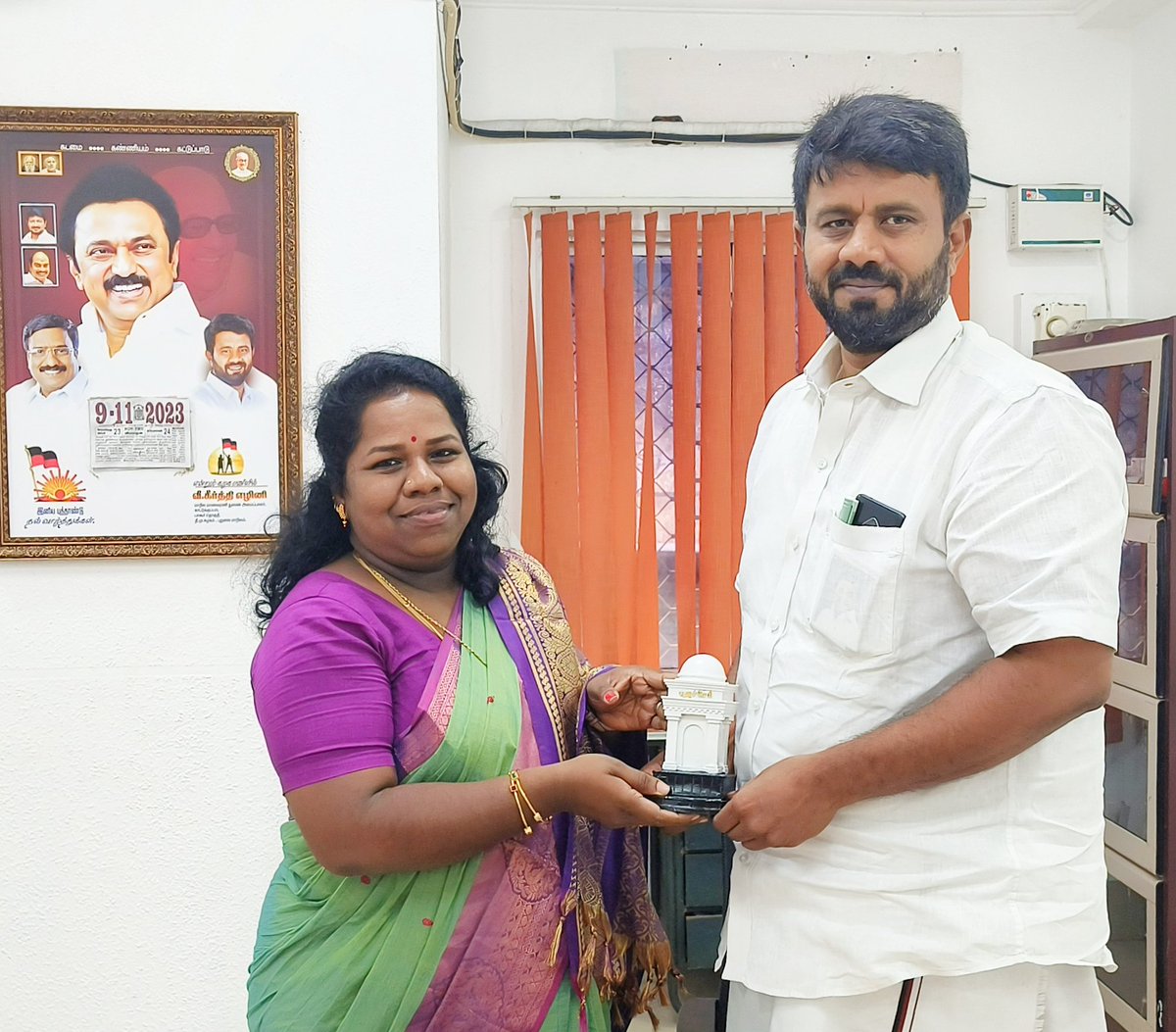 Tr Gayathri Srikanth (@tr_gayathri) on Twitter photo #புதுச்சேரி மாநில திராவிட முன்னேற்றக் கழகத்தின் பொருளாளரும், பாகூர் தொகுதியின் சட்டமன்ற உறுப்பினருமான அண்ணன் செந்தில்குமார் அவர்களிடம் புதுவை மாநில மகளிர் அணி அமைப்பாளராக நியமிக்கப்பட்டதற்கு நினைவுப் பரிசு வழங்கி வாழ்த்துக்கள் பெற்றேன். <a href="/RRSenthil_MLA/">RRSenthil_MLA_PDY</a> #புதுச்சேரி மாநில திராவிட முன்னேற்றக் கழகத்தின் பொருளாளரும், பாகூர் தொகுதியின் சட்டமன்ற உறுப்பினருமான அண்ணன் செந்தில்குமார் அவர்களிடம் புதுவை மாநில மகளிர் அணி அமைப்பாளராக நியமிக்கப்பட்டதற்கு நினைவுப் பரிசு வழங்கி வாழ்த்துக்கள் பெற்றேன். <a href="/RRSenthil_MLA/">RRSenthil_MLA_PDY</a>