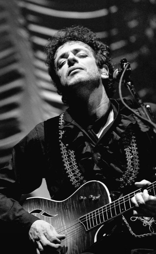 Turbante noche
Sigo despierto y sé
Que el diablo frecuenta soledades... 🖤
#cerati #verbocarne #music #idol #gustavocerati #bocanada