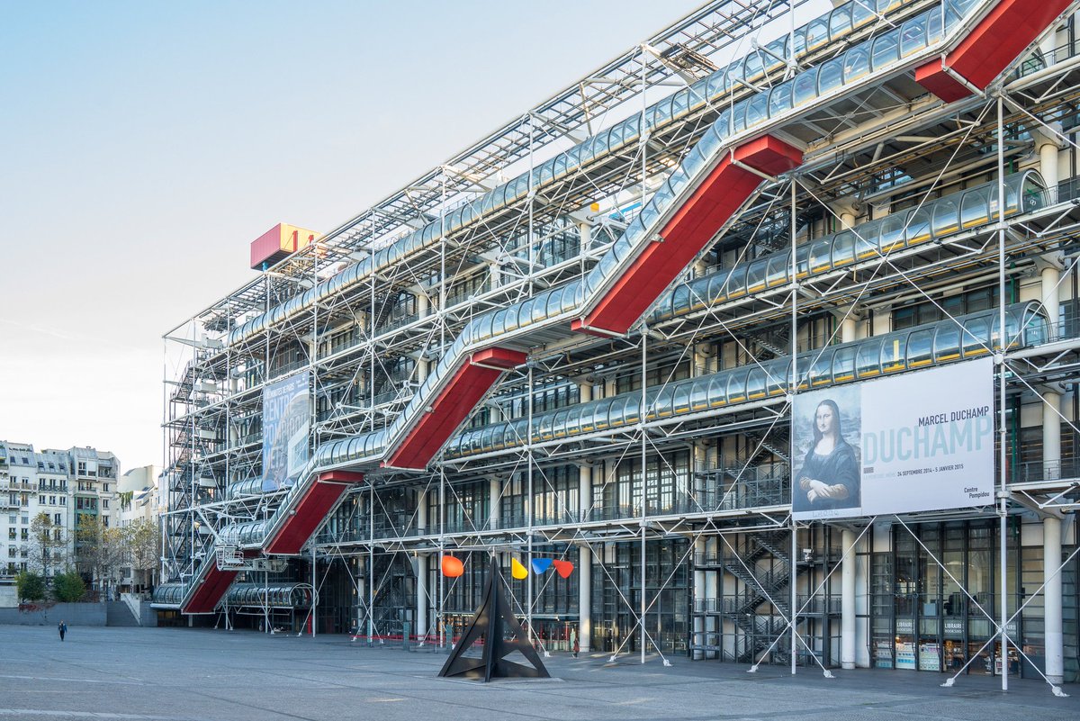 مثال مهم ومحوري جدا هنا هو Centre Pompidou في باريس، ده كان مبنى ثوري بكل المقاييس (وكان مقصود انه يبقى ثوري بما إنه اتصمم سنة ٧١ بعد ٣ سنين بس من ثورة طلبة باريس ٦٨)، المعماريين هنا قدمولنا مفهوم ثوري للتصميم قايم على فكرة الشفافية لدرجة إظهار الأنظمة الانشائية والميكانيكية بره 