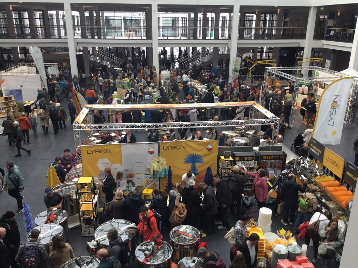 AbeilleDeFrance's tweet image. Que font les #apiculteurs et les #apicultrices l “hiver”? Et bien, ils se retrouvent dans différents congrès! La semaine prochaine,ce sera au #Simapi mais en attendant, nous sommes à #EuroBee en Allemagne!