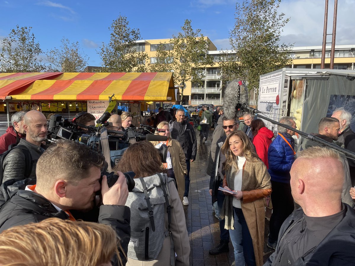 Zonnetje, koffie en <a href="/DilanYesilgoz/">Dilan Yesilgöz - Zegerius</a> in Hilversum. Een prachtige dag om #campagne te voeren. <a href="/VVD/">VVD</a> <a href="/VVDHilversum/">De Hilversumse VVD</a>