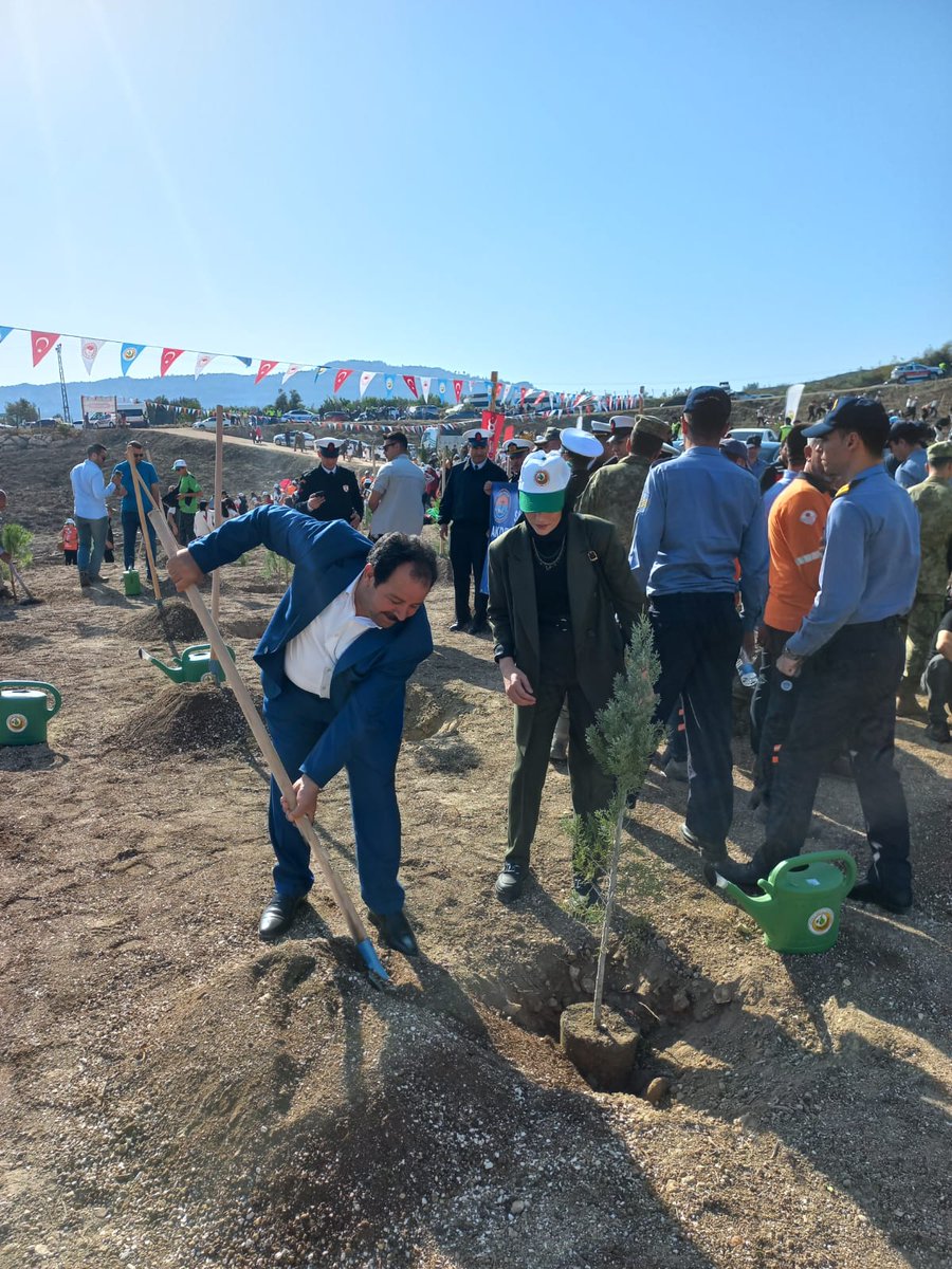 mersin_csk's tweet photo. GELECEĞE NEFES
CUMHURİYETE NEFES
100.YIL CUMHURİYET ORMANLARI KURUYORUZ KAPSAMINDA,
YENİŞEHİR -TURUNÇLU MAHALLESİ'NDE #FİDAN DİKME PROĞRAMINA KATILIM SAĞLADIK..
11 KASIM MİLLÎ AĞAÇLANDIRMA GÜNÜ KUTLU OLSUN...@mehmetozhaseki 
@CK_Samsun @AdemAldemir33 @mrefikbagsiz https://t.co/Ei1QkZYNSY