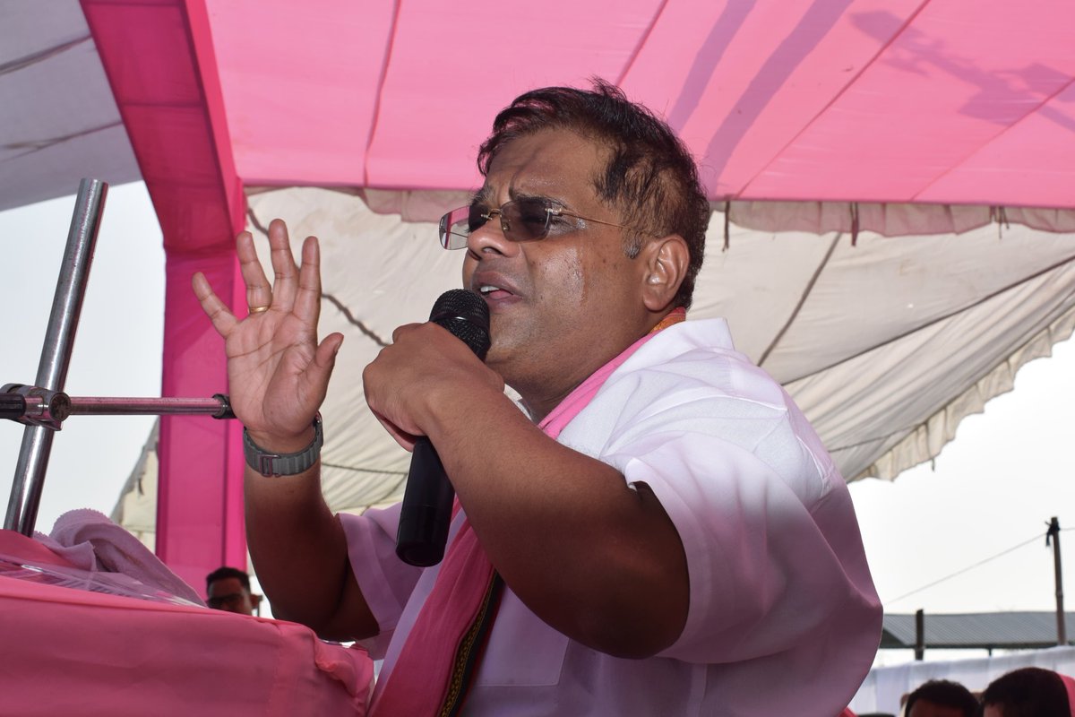 AmitJogi's tweet photo. मस्तूरी विधानसभा के कोसमडीह में सभा। बहन चांदनी भरद्वाज जी को 'विजय' आशीर्वाद देने मस्तूरीवासी जिस बड़ी संख्या में आज आये, वो मस्तूरी में 'जोगी कांग्रेस' के लहर की आहट है। 

"17 नवंबर, मस्तूरी में नांगर" https://t.co/0OxXT92aDd