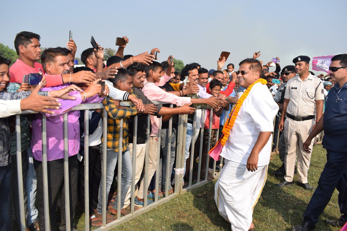 AmitJogi's tweet photo. मस्तूरी विधानसभा के कोसमडीह में सभा। बहन चांदनी भरद्वाज जी को 'विजय' आशीर्वाद देने मस्तूरीवासी जिस बड़ी संख्या में आज आये, वो मस्तूरी में 'जोगी कांग्रेस' के लहर की आहट है। 

"17 नवंबर, मस्तूरी में नांगर" https://t.co/0OxXT92aDd