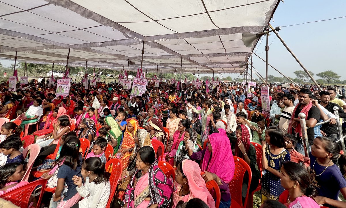 मस्तूरी विधानसभा के कोसमडीह में सभा। बहन चांदनी भरद्वाज जी को 'विजय' आशीर्वाद देने मस्तूरीवासी जिस बड़ी संख्या में आज आये, वो मस्तूरी में 'जोगी कांग्रेस' के लहर की आहट है। 

"17 नवंबर, मस्तूरी में नांगर"