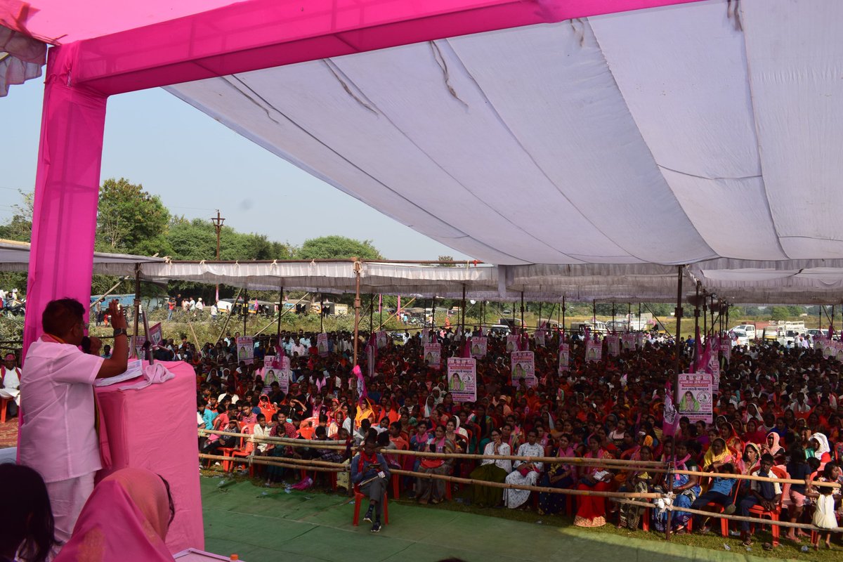 AmitJogi's tweet photo. मस्तूरी विधानसभा के कोसमडीह में सभा। बहन चांदनी भरद्वाज जी को 'विजय' आशीर्वाद देने मस्तूरीवासी जिस बड़ी संख्या में आज आये, वो मस्तूरी में 'जोगी कांग्रेस' के लहर की आहट है। 

"17 नवंबर, मस्तूरी में नांगर" https://t.co/0OxXT92aDd