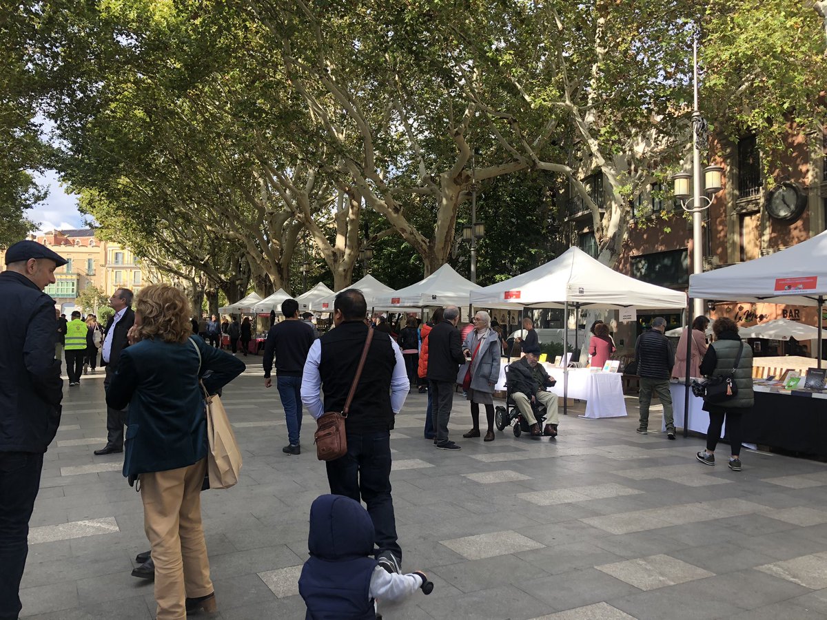 SomRambla's tweet photo. 👉🏼 Al llarg de tot el dia la Rambla s’omplirà d’actes i activitats literàries amb editorials de banda i banda de la frontera. 
Ja es va omplint! https://t.co/E0yZndr1kl
