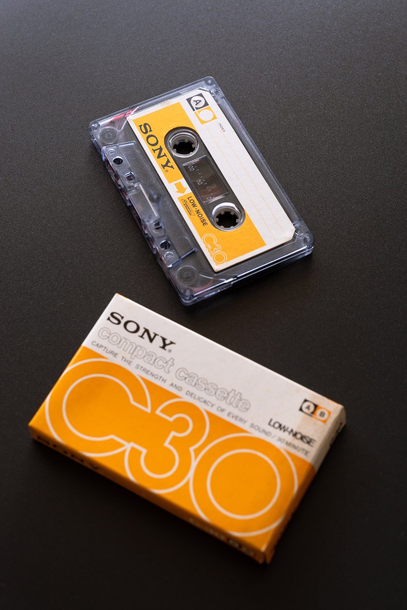 ArcitaKrica's tweet image. いつ買ったのか70年代のカセットテープ、未使用。たぶんリサイクル店で。
一見スタンダードにしか見えないカセットハーフとラベルのデザイン、これが実に高い完成度で素晴らしいんである。
後々色々出てきたけど、振り返れば最後までこれでよかったんじゃないかと思うほど。
#sonydesign