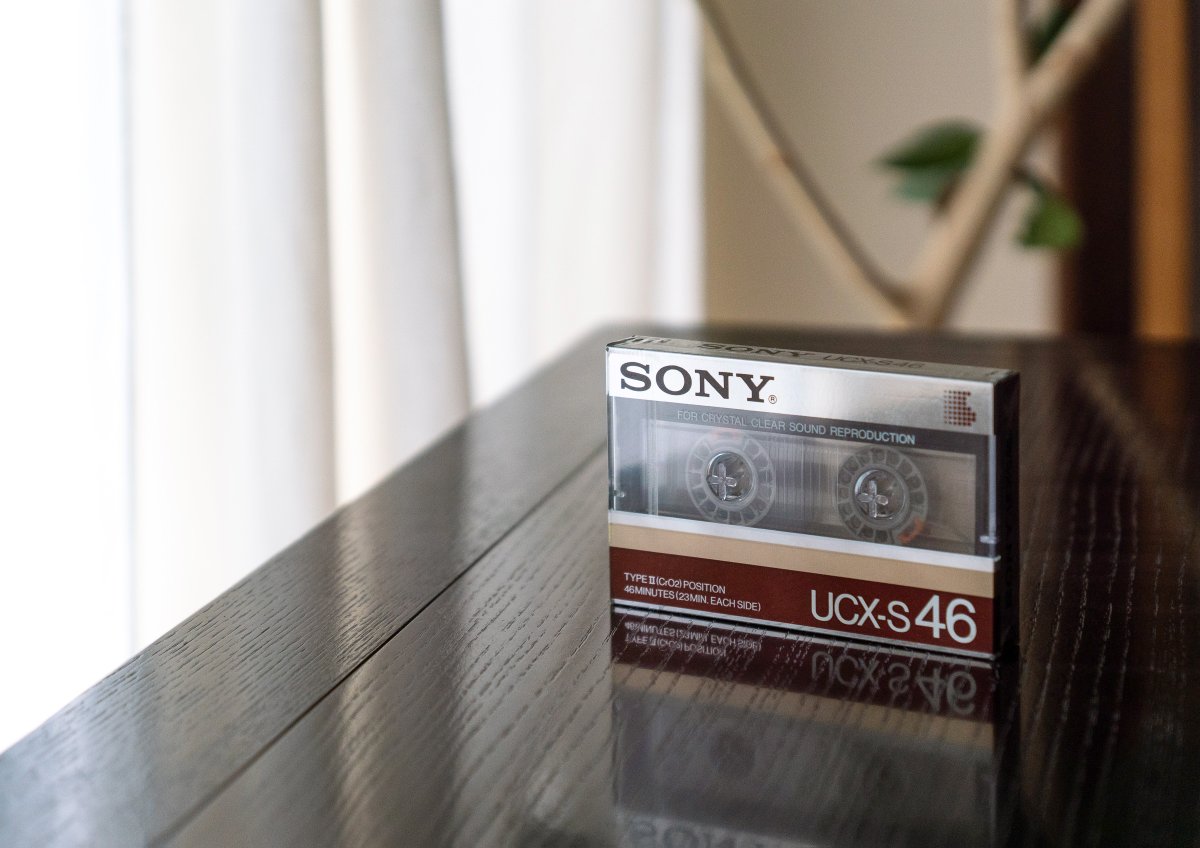 ArcitaKrica's tweet image. とは言え80年代のこのパッケージ（外装フィルムとカセット）はとても洗練されたデザイン。
今見てもスタイリッシュで好きなんである。
ハブ部分とか、デザインした人イタ車好きじゃないかという気も。
#sonydesign