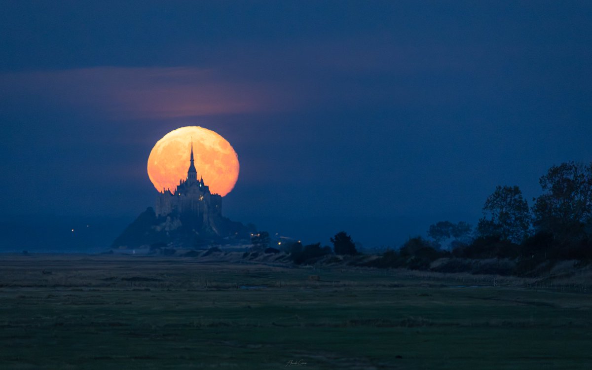 --- Le Mont et la Lune ---
Quel instant magnifique ! Observer la progression de la lune se levant derrière le Mont Saint-Michel ! Et c'est ce qu'il s'est produit en cette soirée du 30 septembre 2023 à partir de 20h19.
#moon #fullmoon #lune #bretagne #normandie #montsaintmichel