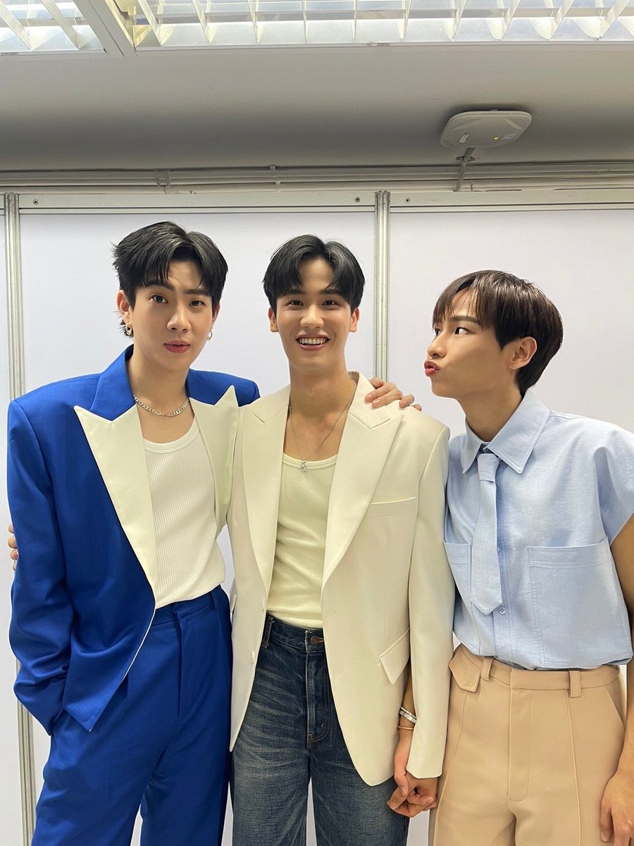Tawan_V's tweet photo. ใครเจอผมบน BTS วีคที่ผ่านมาบ้าง😜วันนี้มาเจอกันที่ Lazada 11.11 TRENDY SPACE หรือดูผ่านไลฟ์ก็ได้ 👉🏻 https://t.co/IE1ErlwJla ผมมากับออฟกัน💚💙 มาคุยกันผ่าน #Lazada1111THLive ได้เลย!
อย่าลืมเอาโค้ดผมไปใช้นะ TAY1111CODE กับ Lazada 11.11 บอกเลยว่าลดโหดมาก❗ผมนี่กดช้อปรัวๆ เลย 🛒 https://t.co/WGnKyuBrev