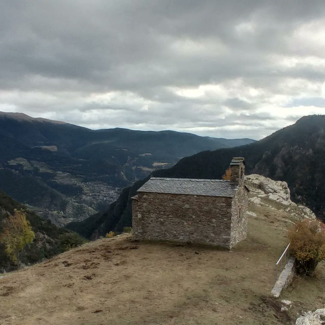 Bon dia des de la l'esglesia romànica Sant Joan Evangelista d'Aixàs! Aquest minúscul poble és situat a 1.520 m. d’alçada a la parroquia de Sant Julià de Lòria. Arriben eleccions i un no sap si encomanar-se als sants, llàstima que no sigui creient.