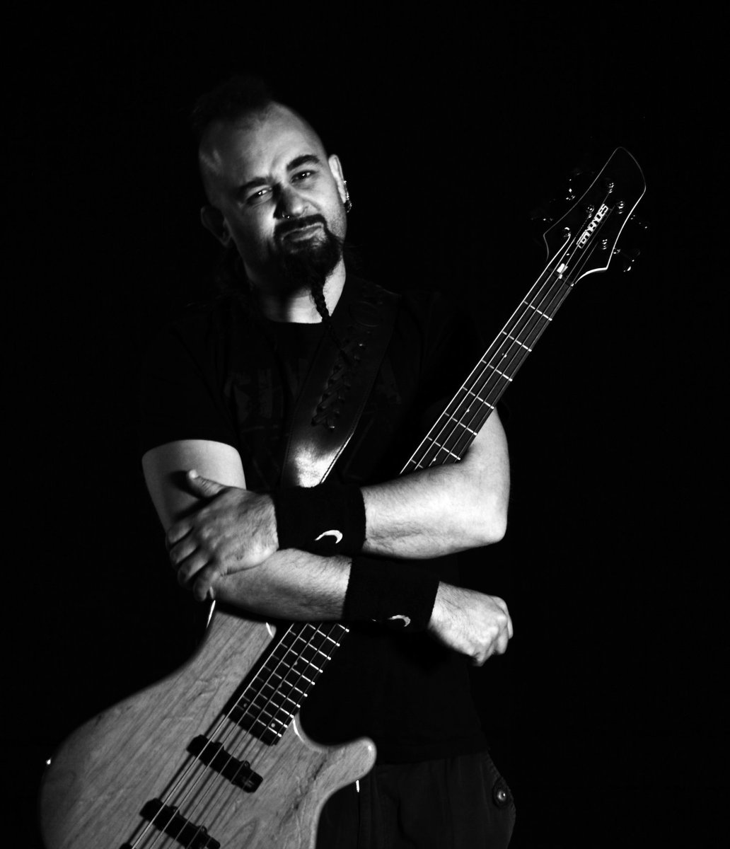 Kpa, nuestro broder de 4 cuerdas, no va a poder hacerse el concierto del 1 de Diciembre en Madrid por motivos laborales. 

¡Para esa noche tendremos con nosotros al bajo, ni más ni menos que el gran Israel "Ligre"!

Entradas
dice.fm/event/vd9k7-me…