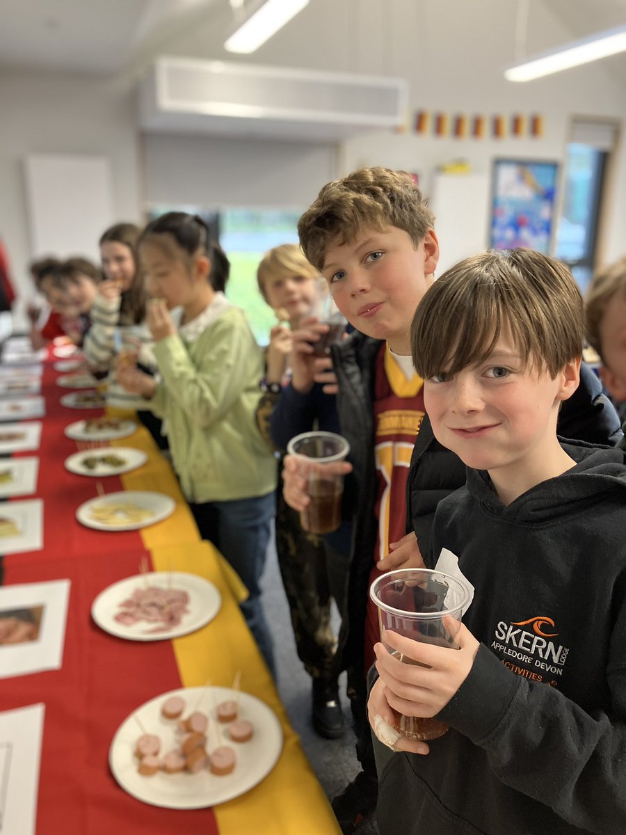 KESBathGerman's tweet photo. Das hat uns geschmeckt!

Lebkuchen, Spekulatius, Rauchkäse, Bockwurst, Frikadelle, Brezel, Spezi, Apfelschorle (und einige Gummibärchen natürlich!)

Food tasting at Year 6 Activities morning 😋 https://t.co/2VtPXDivU2