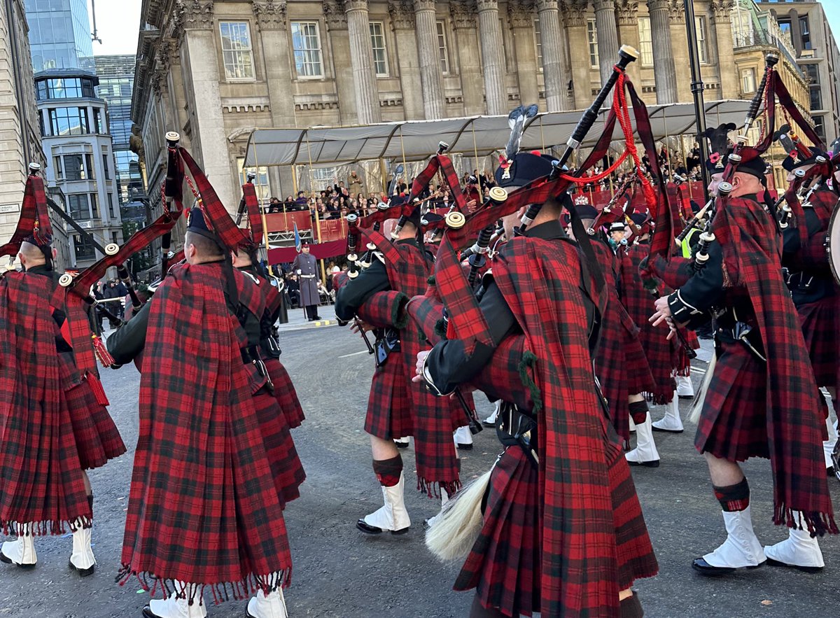 An inflatable pig, a steam engine, a giant tractor with tracked wheels, and pipers - all processing past Mansion House for @lordmayors_show 2023 #LordMayorsShow #london