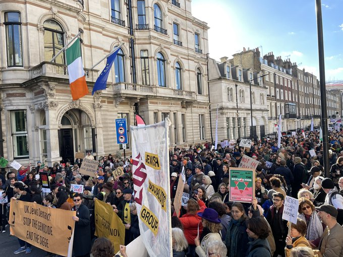 Oliver ✊🌏🔥 #ClimateAction #EcoSocialist (@tynewrc) on Twitter photo <a href="/BBCNews/">BBC News (UK)</a> Hi BBC - are you going to report on the hundreds marching today in the Jewish Bloc for a #CeasefireInGazaNOW ... <a href="/BBCNews/">BBC News (UK)</a> Hi BBC - are you going to report on the hundreds marching today in the Jewish Bloc for a #CeasefireInGazaNOW ...