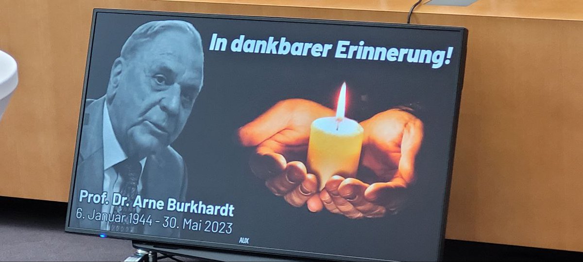 ThomasBavaria1's tweet photo. @ETVideoContent Im BT gedenken wir des verstorbenen Vorkämpfers für die Wahrheit über die Gefährlichkeit der #Nebenwirkungen der Corona-#Impfung: #Pathologe Prof. Dr. Arne #Burkhard - er hatte im April noch als Redner für unser #Corona-#Symposium der AfD-Fraktion im Deutschen Bundestag zugesagt https://t.co/s5nnBixviC