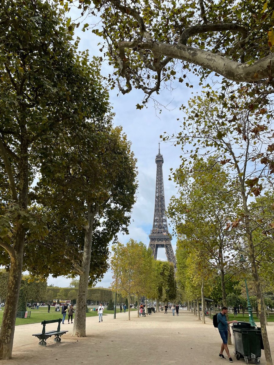 NoelGallagher's tweet photo. Salut Paris! 🇫🇷 https://t.co/FAROO9ff3M
